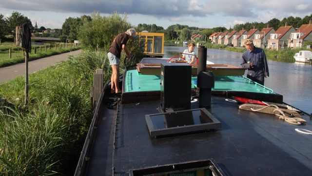 Het is vrijdag ochtend. We liggen nog op onze ligplaats, maar de stuurhut is afgebroken en Arjen heeft de motor al klaargemaakt